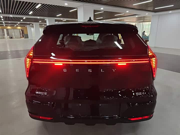 Фото 6 - Geely Atlas L