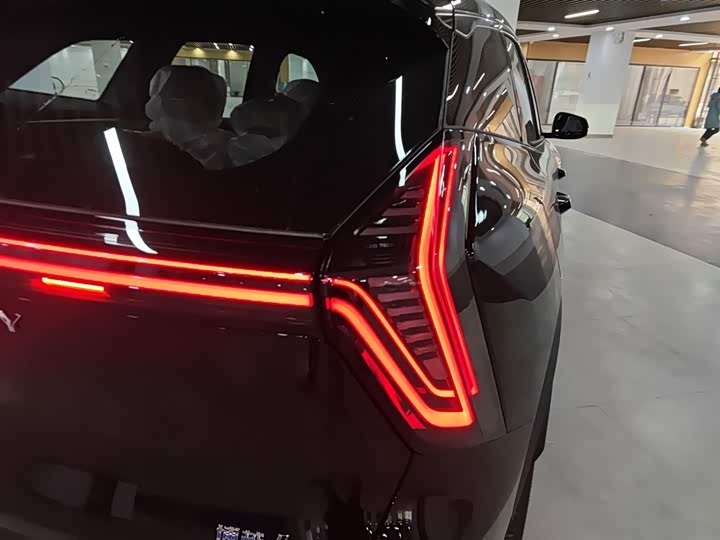 Фото 8 - Geely Atlas L