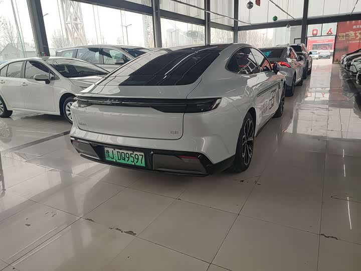 Фото 9 - Geely Galaxy E8