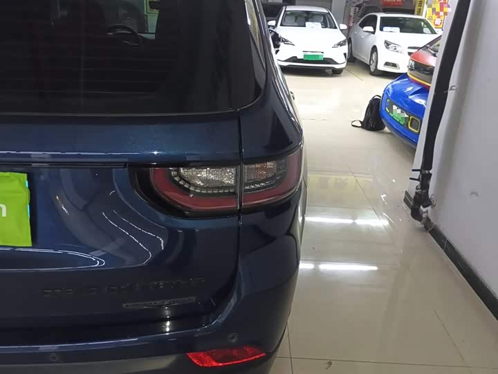 Фото 8 - Jeep Grand Commander