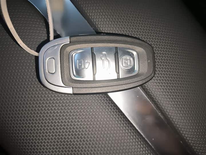 Фото 9 - Hongqi E-QM5