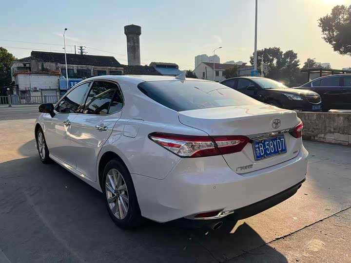 Фото 6 - Toyota Camry