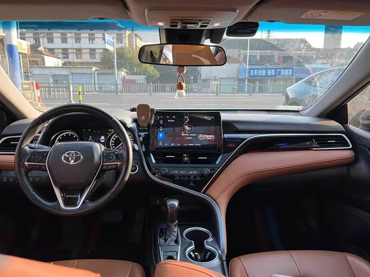 Фото 8 - Toyota Camry