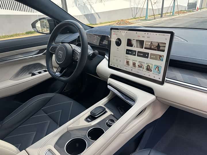 Фото 6 - Zeekr 001