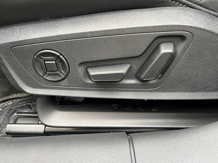 Фото 8 - Audi A7L