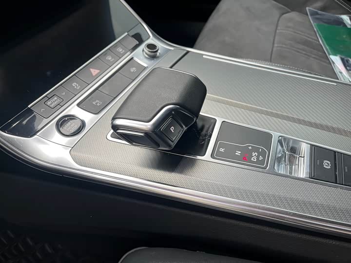 Фото 9 - Audi A7L