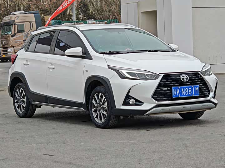 Фото 3 - Toyota Yaris L Hatchback