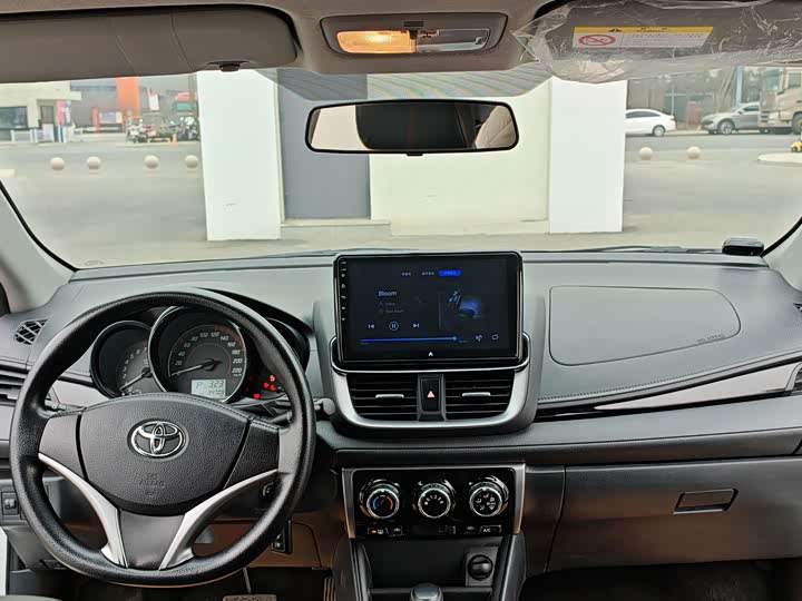 Фото 8 - Toyota Yaris L Hatchback