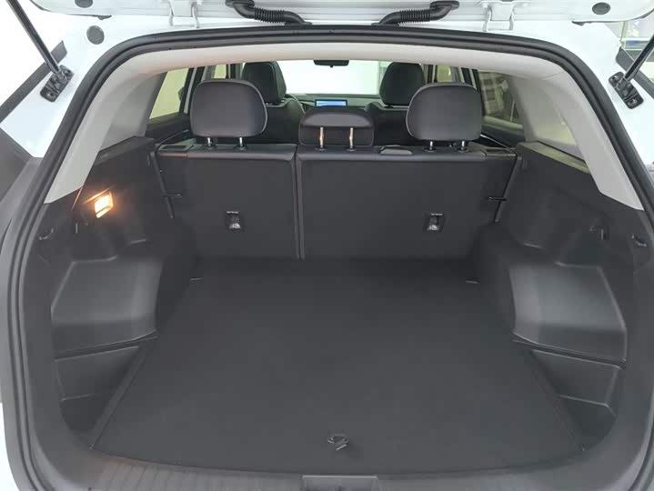 Фото 4 - Geely Atlas L