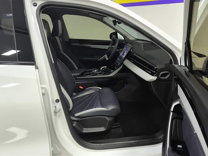 Фото 8 - Geely Atlas L