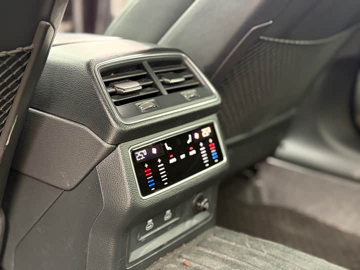 Фото 5 - Audi A7L