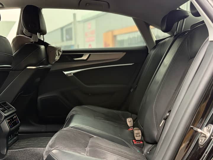 Фото 7 - Audi A7L