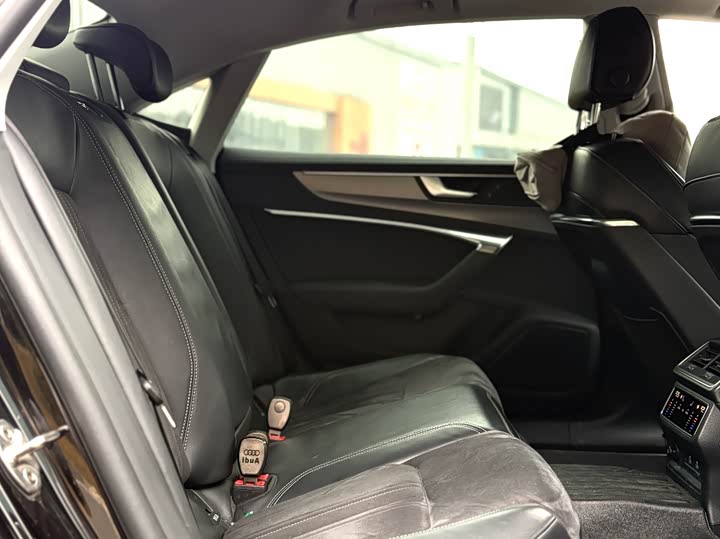 Фото 8 - Audi A7L