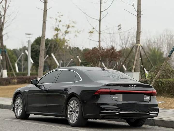 Фото 9 - Audi A7L