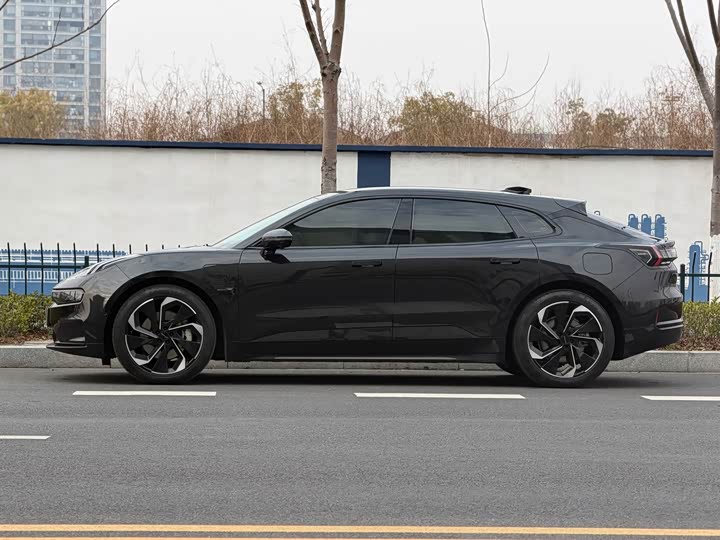 Фото 6 - Zeekr 001