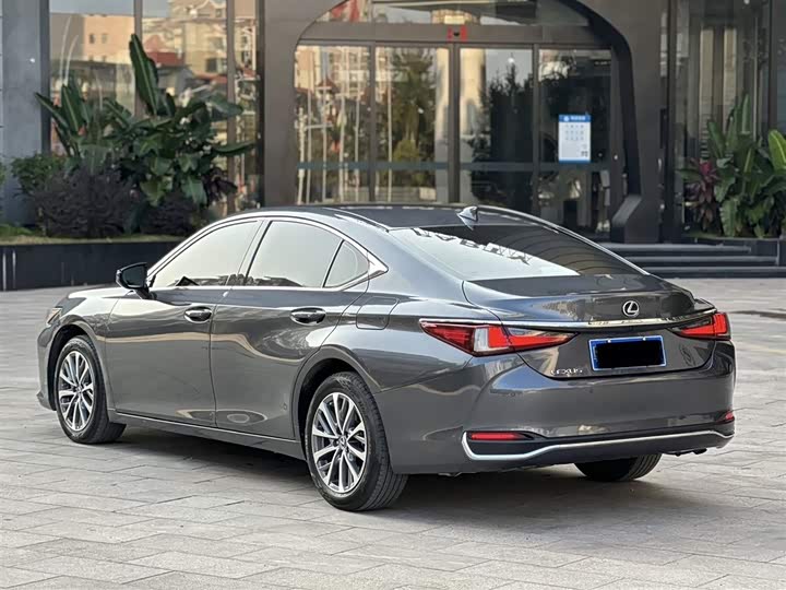 Фото 2 - Lexus ES