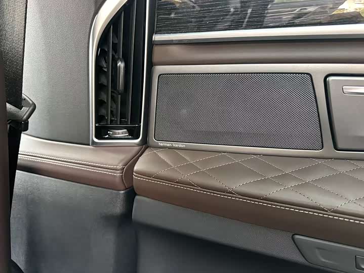 Фото 9 - BMW 7 Series