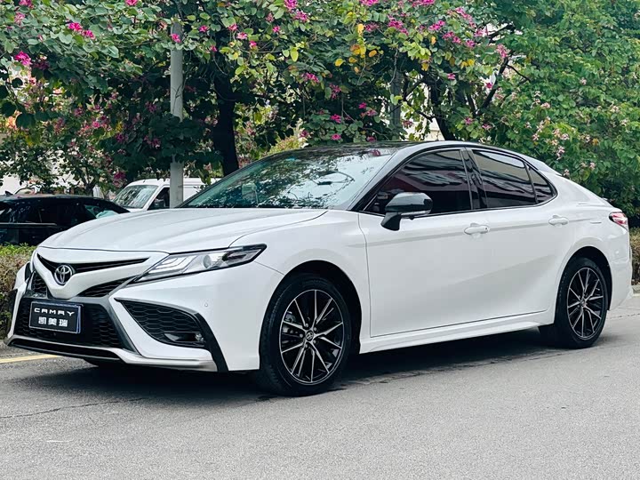 Фото 1 - Toyota Camry