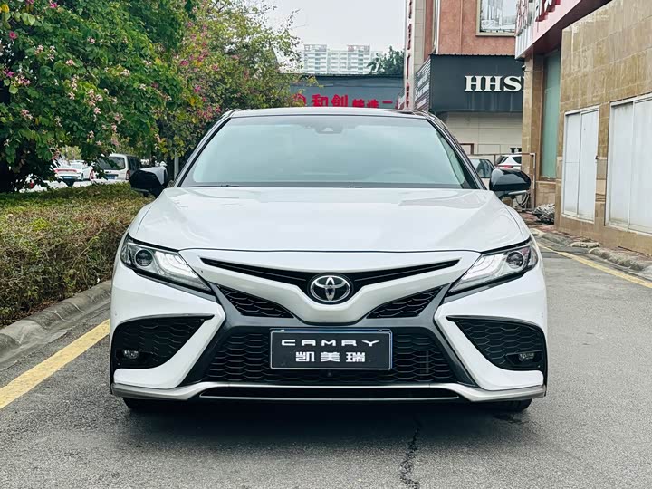 Фото 2 - Toyota Camry