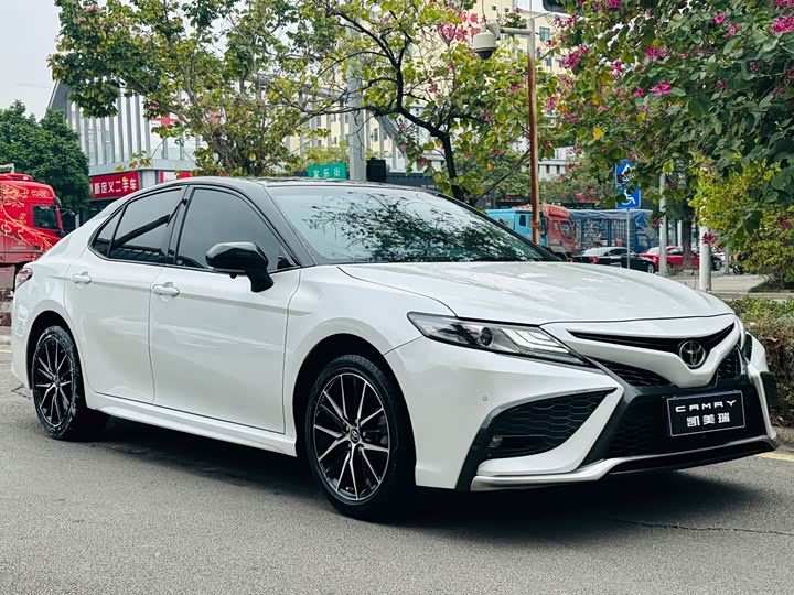 Фото 3 - Toyota Camry