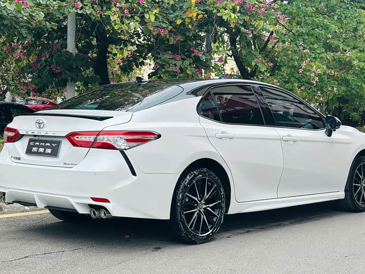 Фото 4 - Toyota Camry