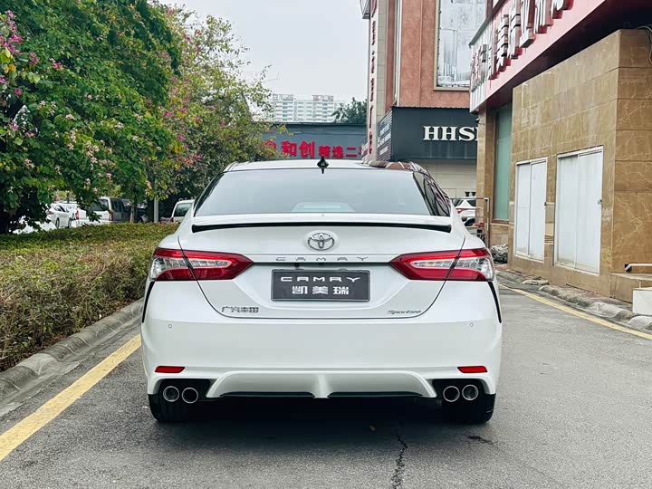 Фото 5 - Toyota Camry