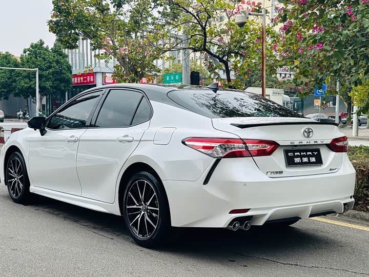 Фото 6 - Toyota Camry