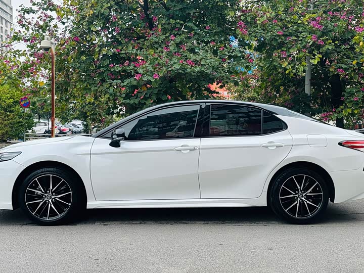 Фото 7 - Toyota Camry