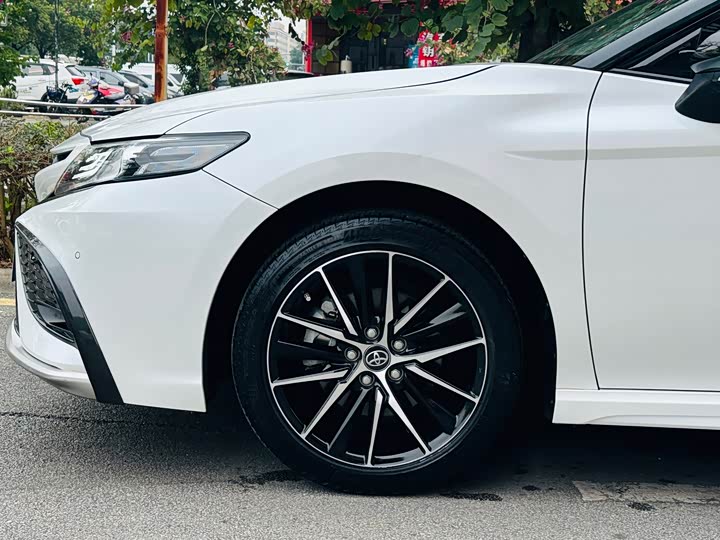 Фото 8 - Toyota Camry