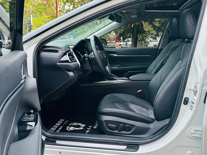 Фото 9 - Toyota Camry