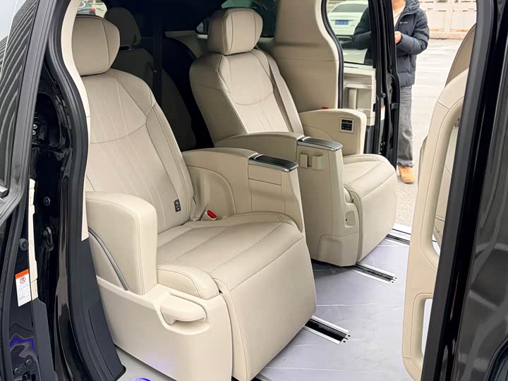 Фото 8 - Toyota Granvia