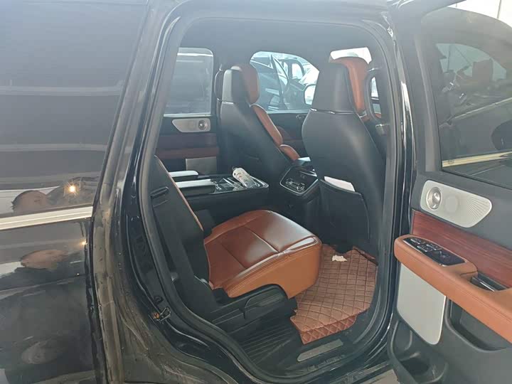 Фото 5 - Lincoln Navigator