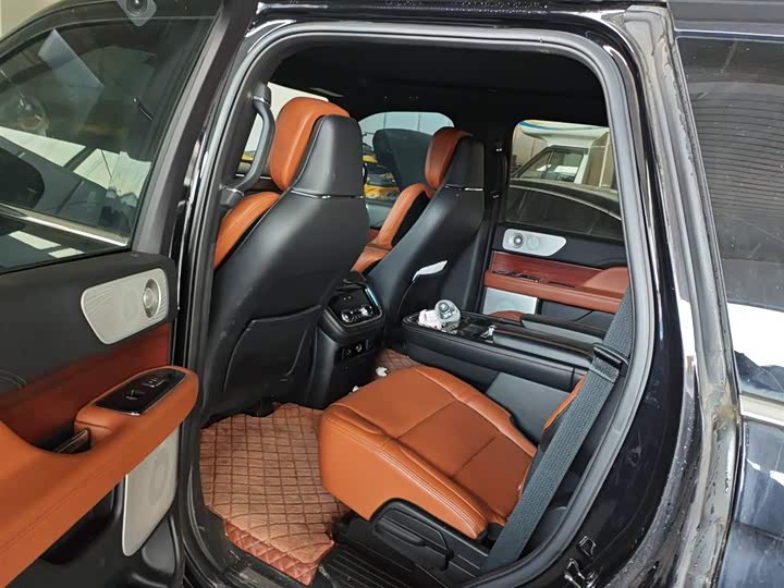 Фото 8 - Lincoln Navigator