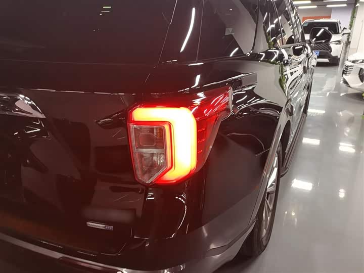 Фото 8 - Ford Explorer