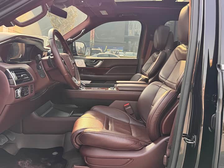 Фото 8 - Lincoln Navigator