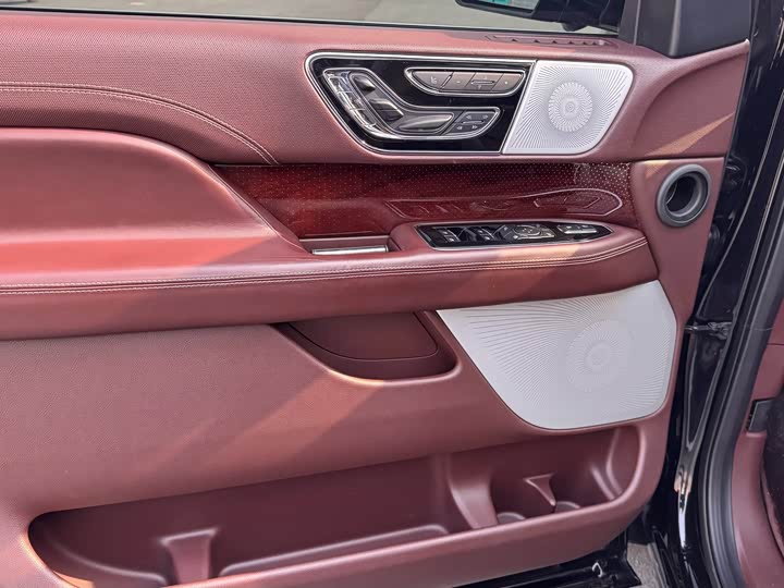 Фото 9 - Lincoln Navigator