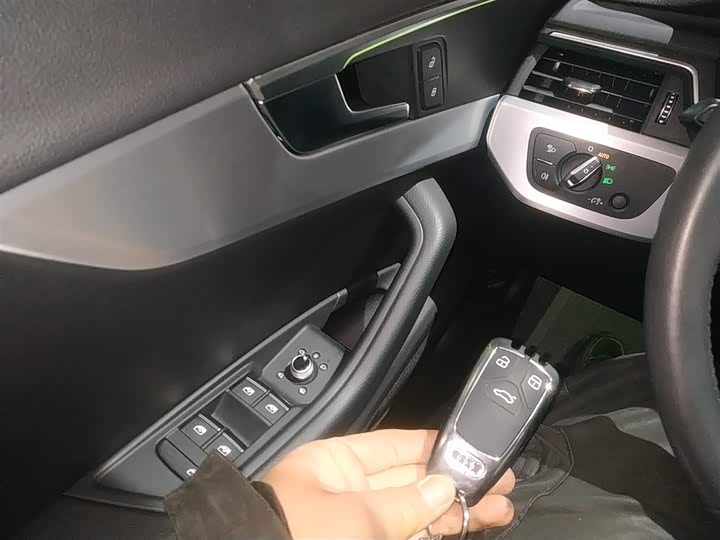 Фото 9 - Audi A4L