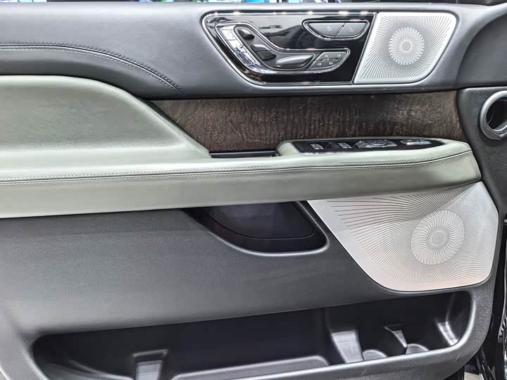 Фото 4 - Lincoln Navigator