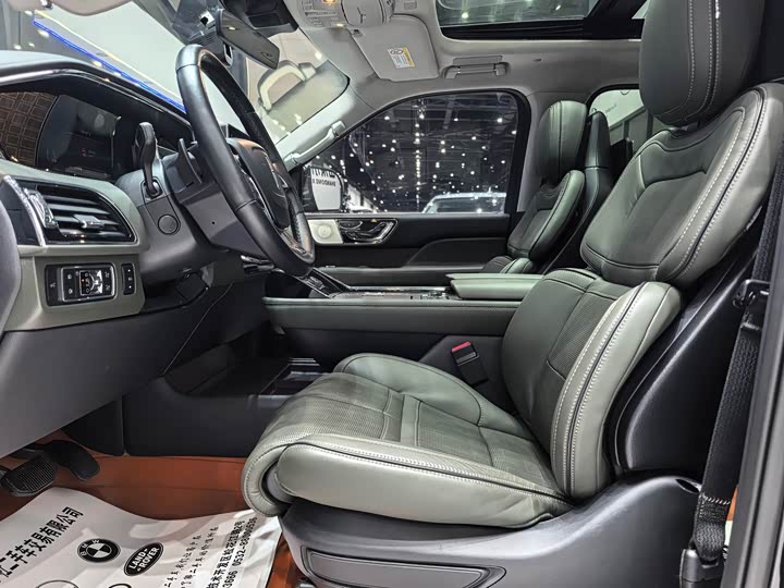 Фото 6 - Lincoln Navigator