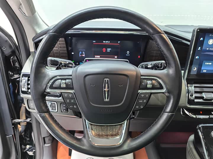 Фото 8 - Lincoln Navigator