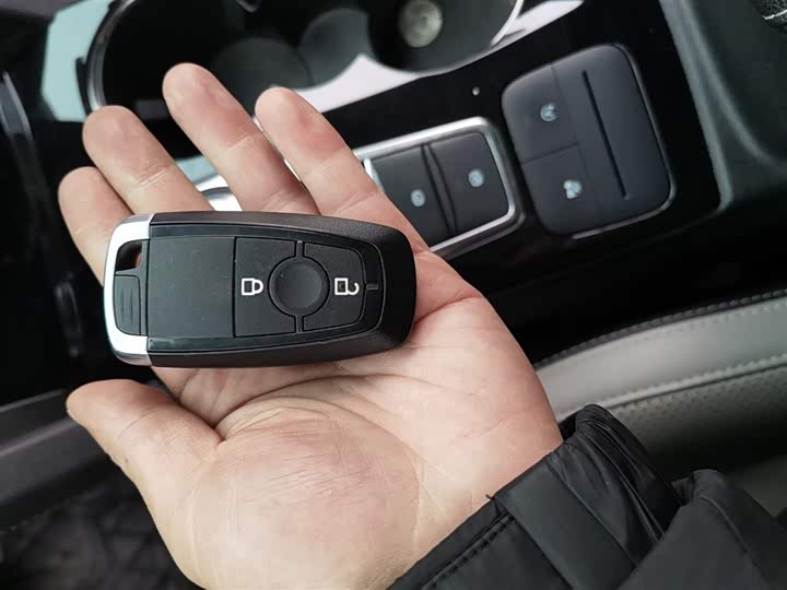 Фото 9 - Ford Escape