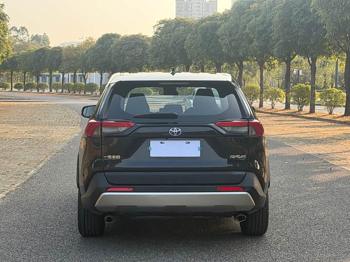 Фото 6 - Toyota RAV4