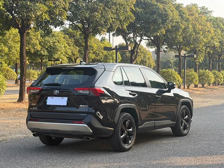 Фото 7 - Toyota RAV4