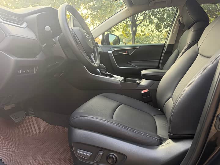 Фото 8 - Toyota RAV4