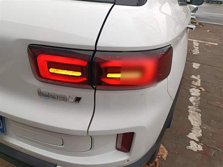 Фото 8 - Geely Icon