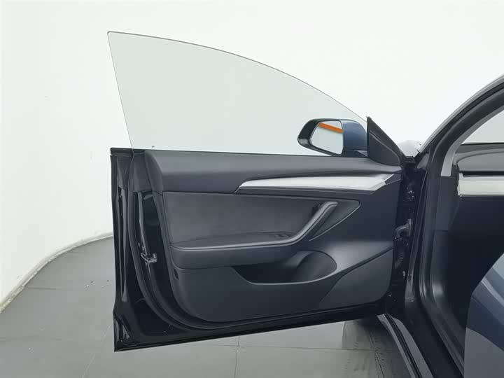 Фото 8 - Tesla Model 3