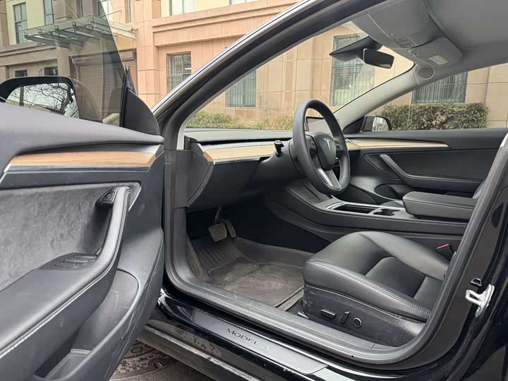 Фото 4 - Tesla Model 3