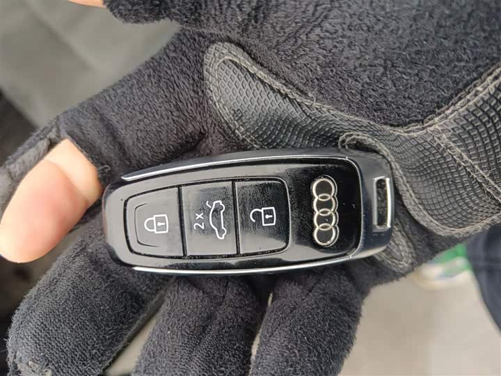 Фото 9 - Audi A6L