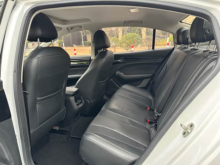 Фото 8 - Roewe i5