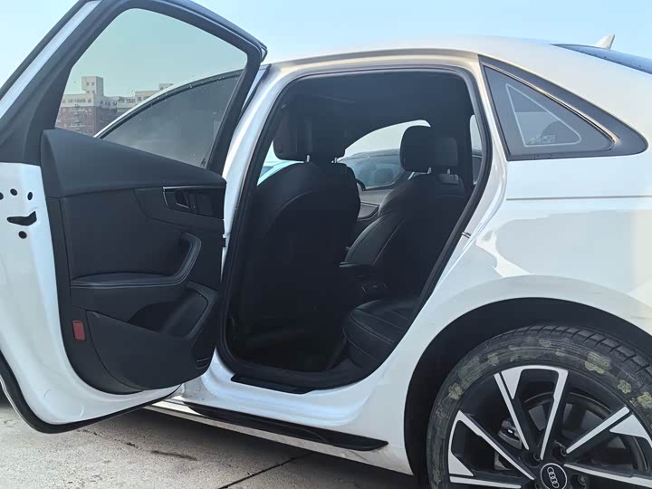 Фото 4 - Audi A4L